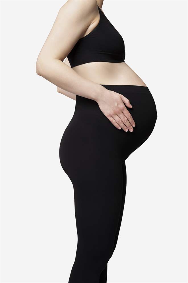 Sorte leggings til gravide - Økologiske dyrket bambus fibre - set fra siden med gravid mave